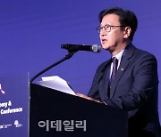 [포토]세계경제와 금융안정 국제콘퍼런스 개회사하는 김범석 기재부 1차관