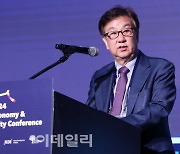 [포토]조동철 한국개발연구원장, 세계경제와 금융안정 국제콘퍼런스 시작합니다