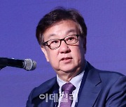 [포토]세계경제와 금융안정 국제콘퍼런스 개회사하는 조동철 한국개발연구원장