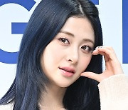 [mhn포토] 르세라핌 허윤진 '핫 걸 하트'