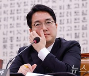 얼굴 매만지는 심우정 후보자