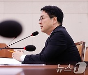 답변하는 심우정 후보자