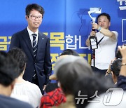 지지자들에게 인사하는 류제성 조국혁신당 부산 금정구청장 후보