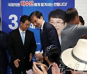 금정구청장 선거 류제성 후보 선거사무소 찾은 조국 대표