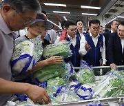 마트 간 윤 대통령  "배춧값 좀 괜찮아졌나요?"