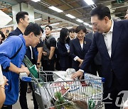 시민 "미역국거리 골라주세요" 윤 "기름기 좀 있는 고기가 좋아요"