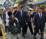 부산대 찾은 조국 대표와 류제성 후보