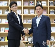 이철우 경북도지사와 악수하는 한동훈 대표