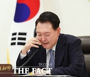 尹, 베트남 당서기장과 통화 "교역·방산 등 협력 강화"