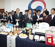 [포토] 전시상품 살펴보는 한덕수 총리와 국무위원들