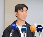 [현장인터뷰] '和 진출' 황인범 입국 "좋은 팀 입단 감사…홍명보 감독은 부드러운 분"