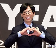 [포토] 유재석, '환한 미소로 하트~'