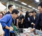 임시공휴일 지정하고 물가도 점검…윤 대통령 "가격 안정 노력"