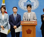 윤건영 "文 수사, 정치보복 아닌 정치탄압···언젠가 직접 말씀하실 것"