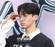 [포토S] 이기광, '안경을 살짝'