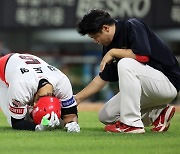 'KIA 초긴장 분위기' 쓰러진 김도영, 사구 맞고 곧바로 교체…"병원 이동해 CT 검진 예정" [광주 라이브]