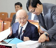 자료 보는 안창호 국가인권위원장 후보자