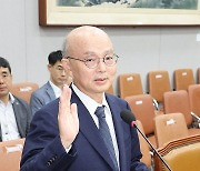 선서하는 안창호 국가인권위원장 후보자