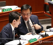 김윤상 2차관과 대화하는 최상목 부총리