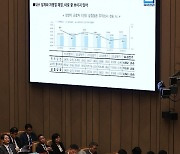 질의 경청하는 한덕수 국무총리