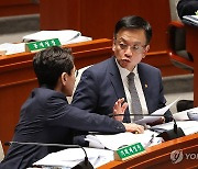 김윤상 2차관과 대화하는 최상목 부총리