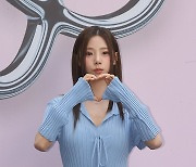 포즈 취하는 우주소녀 여름