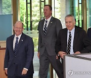 상원의원단과 외교부 들어서는 골드버그 주한미국대사