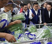 마트 찾은 尹, 배추 사든 시민에 "가격 안정되게 노력하겠다"