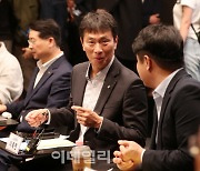 [포토] 가계대출 전문가와 대화하는 이복현 금감원장