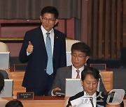 본회의장의 김문수 고용노동부장관 '엄지척'