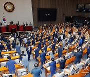 野 의원들과 악수하는 박찬대, 퇴장하는 與