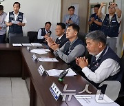 한국노총 측 참석자들에게 인사하는 조국 대표