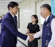 한국노총 위원장과 악수 나누는 조국 대표