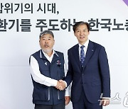 한국노총 위원장 만난 조국 대표