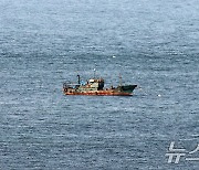 북한 장산곶 해변에서 작업하는 중국 어선