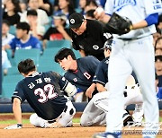 [포토] 부상으로 주저 앉은 김재환