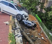 부산 아파트 경사로서 택시와 SUV 충돌...3명 부상