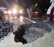 땅 꺼지고, 파이고...서울시 도로 3년간 '포트홀' 1만8000여건 발생