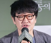 '보통의 가족' 허진호 "4편의 영화가 만들어 질 정도로 매력적인 원작, 한국적인 요소 넣었다"