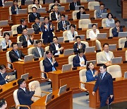 박찬대 연설... 야당은 '기립 박수', 여당은 '못 들어주겠네' 퇴장[포토버스]