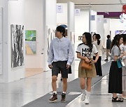 Frieze, Kiaf Seoul starts off on cautious mode