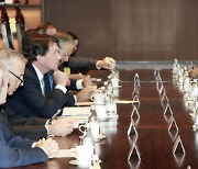 SK chief discusses economic cooperation with U.S. senate delegation