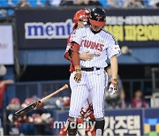 [MD포토] 박해민 '사구에 방망이 던지기'