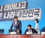 3년은 너무길다 특별위원회 회의  참석하는 조국