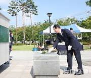 헌화하는 유정복 인천시장