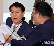 딥페이크 성범죄 관련 자료 보는 김병찬 국수본 수사국장