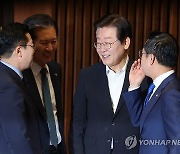 박찬대 원내대표와 대화하는 이재명 대표