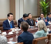 윤석열 대통령, 크리스토퍼 럭슨 뉴질랜드 총리와 정상회담