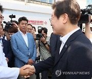 고대 안암병원장과 악수하는 이재명 대표