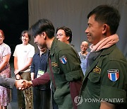 유인촌 장관, 한-태 협업 연극 출연진 격려